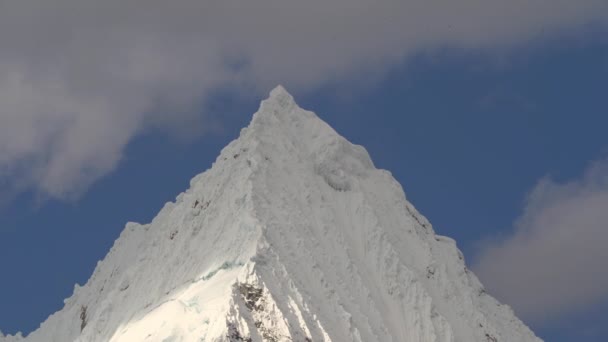 Ijs Bedekt Gletsjer Van Een Piramidevormige Berg Bij Laguna Paron — Stockvideo