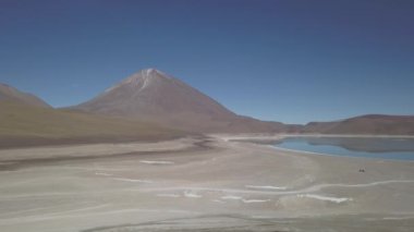 Bolivya 'nın dağlarındaki And Dağları' nın yüksek irtifasında Licancabur volkanı yakınlarındaki kurak arazide laguna verde ve blanca 'nın insansız hava aracı görüntüleri..