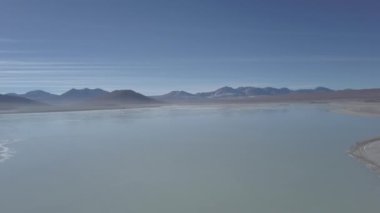 Bolivya 'nın dağlarındaki And Dağları' nın yüksek irtifasında Licancabur volkanı yakınlarındaki kurak arazide laguna verde ve blanca 'nın insansız hava aracı görüntüleri..