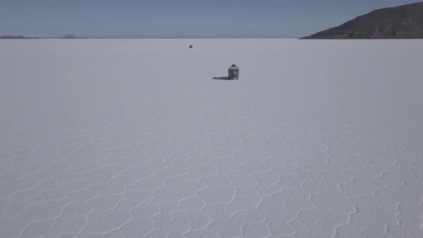 Снимок Беспилотного Летательного Аппарата Размером 4Х4 Движущегося Соленому Озеру Салар — стоковое видео