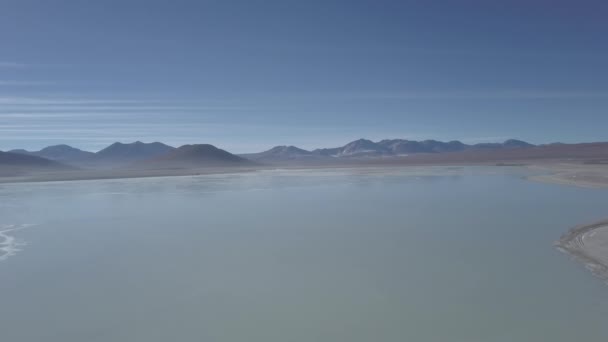 ボリビア高地のアンデス山脈の高地にある火山ライカンバブール近くの乾燥した風景でラグーナとブランカの空中ドローンショット — ストック動画