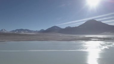 Bolivya 'nın dağlarındaki And Dağları' nın yüksek irtifasında Licancabur volkanı yakınlarındaki kurak arazide laguna verde ve blanca 'nın insansız hava aracı görüntüleri..