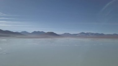 Bolivya 'nın dağlarındaki And Dağları' nın yüksek irtifasında Licancabur volkanı yakınlarındaki kurak arazide laguna verde ve blanca 'nın insansız hava aracı görüntüleri..