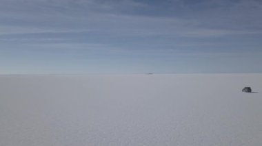 Salar de Uyuni tuzlu gölünün havadan çekilmiş görüntüsü Pescado adası, balık adası, dünyanın en büyük tuz dairesi Bolivya And Dağları 'nın yüksek irtifasında..