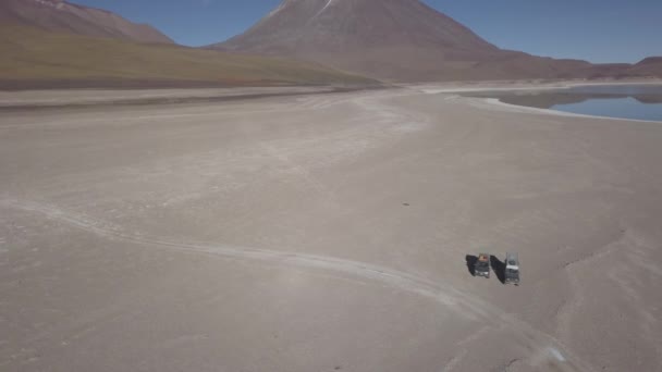 Dron Aéreo Laguna Verde Blanca Árido Paisaje Cerca Del Volcán — Vídeo de stock