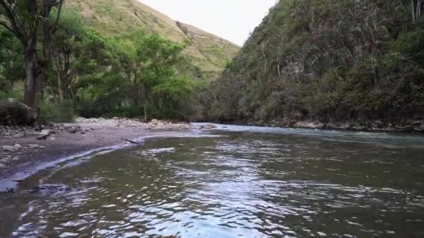 Pequeno Rio Animado Que Flui Através Desfiladeiro Nos Andes Caminho — Vídeo de Stock