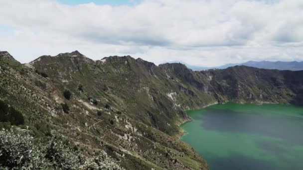 位于厄瓜多尔安第斯山脉中的红宝石环上的拉古那红宝石湖 是一座古老火山口的翡翠湖 也是远足者的热门旅游胜地 — 图库视频影像