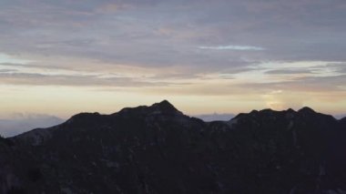 Ekvador 'un And Dağları' ndaki quilotoa döngüsündeki laguna quilotoa havuzu, eski bir volkan yiyicisinin kalderasında bulunan zümrüt yeşili bir göldür..