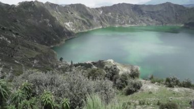 Ekvador 'un And Dağları' ndaki quilotoa döngüsündeki laguna quilotoa havuzu, eski bir volkan yiyicisinin kalderasında bulunan zümrüt yeşili bir göldür..