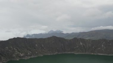 Ekvador 'un And Dağları' ndaki quilotoa döngüsünde bulunan laguna quilotoa, eski bir volkan kateteri kalderasında bulunan zümrüt yeşili bir göldür..