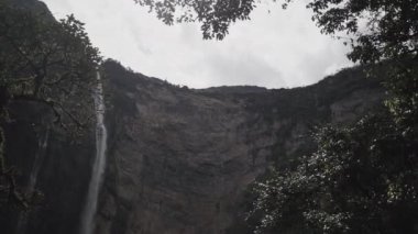 Gocta Kataraktı (Catarata del Gocta), Amazon 'un Bongara eyaletinde yer alan ve dünyanın en yüksek üçüncü su akıntısı olan Perus Şelalesi.