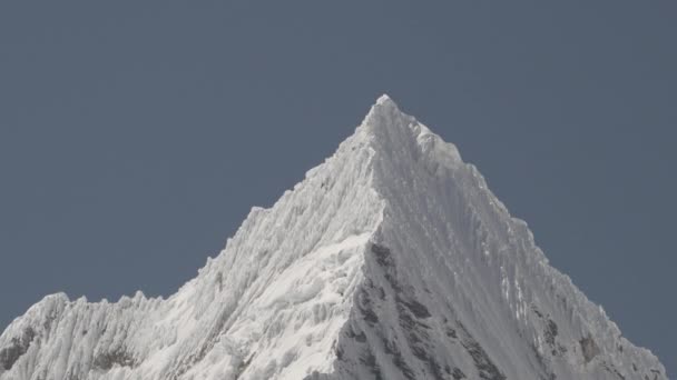 Ice Covered Glacier Pyramid Shaped Mountain Laguna Paron Lagoon High — Stock Video