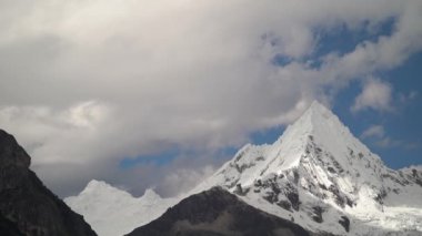 Huascaran, Peru 'daki Cordillera blanca' nın yüksek And Dağları 'ndaki laguna paron lagünündeki piramit şekilli buzulun karla kaplı tepeleri parlak güneşli bir günde karla kaplıydı..