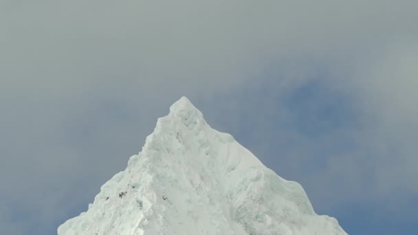 얼음은 Huascaran에 Cordillera 빈카의 안데스 산맥에 Laguna Paron 석호에 피라미드 — 비디오