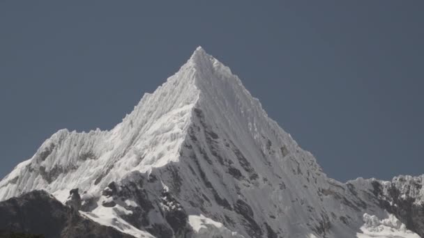 Покрытый Льдом Ледник Пирамидальной Формы Горы Лагуне Парон Горах Кордильеры — стоковое видео