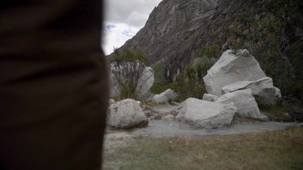 Молодой Кавказский Человек Путешествующий Горному Ландшафту Cordillera Blanca Горах Анд — стоковое видео
