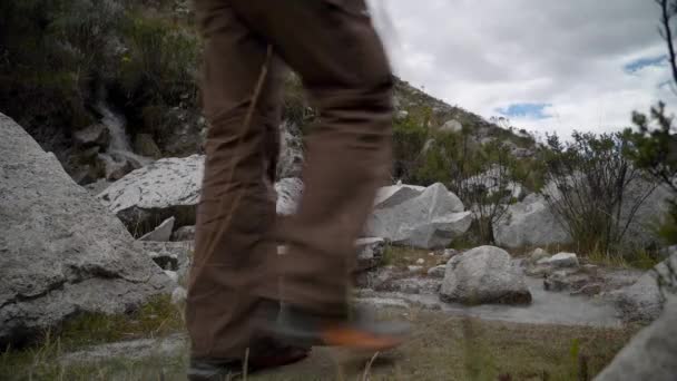 Giovane Uomo Caucasico Escursionismo Attraverso Paesaggio Montuoso Della Cordigliera Blanca — Video Stock