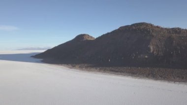 Salar de Uyuni tuzlu gölünün havadan çekilmiş görüntüsü Pescado adası, balık adası, dünyanın en büyük tuz dairesi Bolivya And Dağları 'nın yüksek irtifasında..
