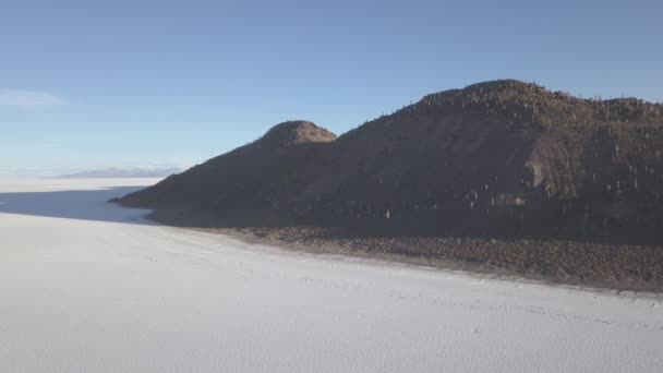 ボリビアのアンデス山脈の高度で世界最大の塩フラットで 魚島の周りのサラール ウニ湖の空中ドローンショット — ストック動画