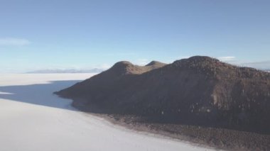 Salar de Uyuni tuzlu gölünün havadan çekilmiş görüntüsü Pescado adası, balık adası, dünyanın en büyük tuz dairesi Bolivya And Dağları 'nın yüksek irtifasında..