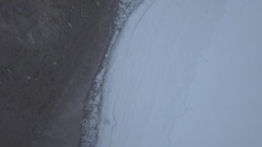 Salar de Uyuni tuzlu gölünün havadan çekilmiş görüntüsü Pescado adası, balık adası, dünyanın en büyük tuz dairesi Bolivya And Dağları 'nın yüksek irtifasında..