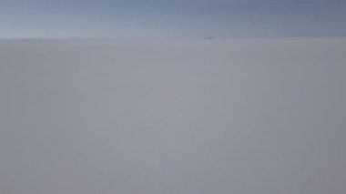 Salar de Uyuni tuzlu gölünün havadan çekilmiş görüntüsü Pescado adası, balık adası, dünyanın en büyük tuz dairesi Bolivya And Dağları 'nın yüksek irtifasında..