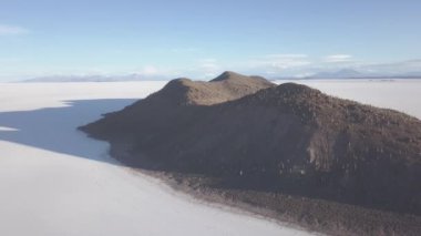 Salar de Uyuni tuzlu gölünün havadan çekilmiş görüntüsü Pescado adası, balık adası, dünyanın en büyük tuz dairesi Bolivya And Dağları 'nın yüksek irtifasında..