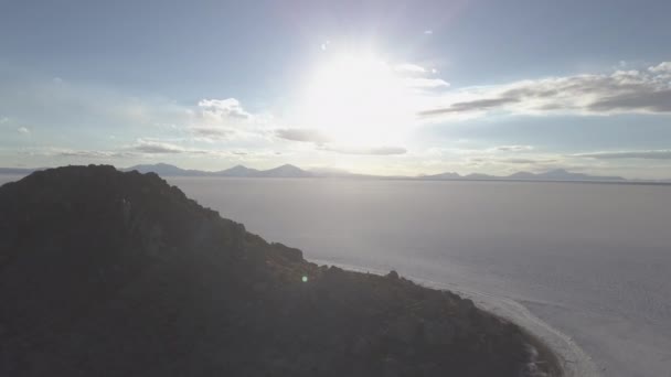 ボリビアのアンデス山脈の高度で世界最大の塩フラットで 魚島の周りのサラール ウニ湖の空中ドローンショット — ストック動画