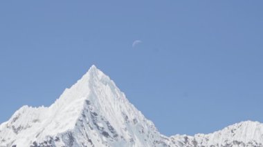 Huascaran, Peru 'daki Cordillera blanca' nın yüksek And Dağları 'ndaki laguna paron lagünündeki piramit şekilli buzulun karla kaplı tepeleri parlak güneşli bir günde karla kaplıydı..