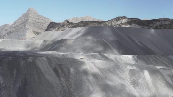 Peru Daki Dağları Nda Bir Göl Manzaralı Maden Ocakları Kazı — Stok video