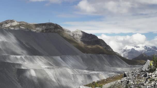 Kopalnia Wysokim Kraju Gór Andes Peru Widokiem Jezioro Tarasy Wykopalisk — Wideo stockowe