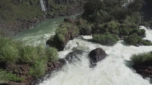 Iguazu Falls Ligger Vid Gränsen Mellan Brasilien Och Argentina Och — Stockvideo