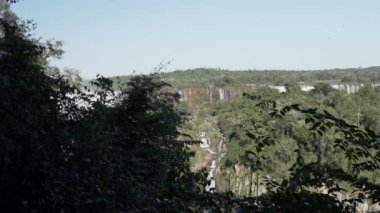 Iguazu Şelaleleri Brezilya ve Arjantin arasındaki sınırda yer almaktadır ve Güney Amerika 'nın yağmur ormanlarındaki kalabalık bir ravel bölgesi olan dünyanın yedi harikasından biridir..