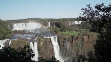 Iguazu Şelaleleri Brezilya ve Arjantin arasındaki sınırda yer almaktadır ve Güney Amerika 'nın yağmur ormanlarındaki kalabalık bir ravel bölgesi olan dünyanın yedi harikasından biridir..