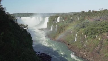 Iguazu Şelaleleri Brezilya ve Arjantin arasındaki sınırda yer almaktadır ve Güney Amerika 'nın yağmur ormanlarındaki kalabalık bir ravel bölgesi olan dünyanın yedi harikasından biridir..