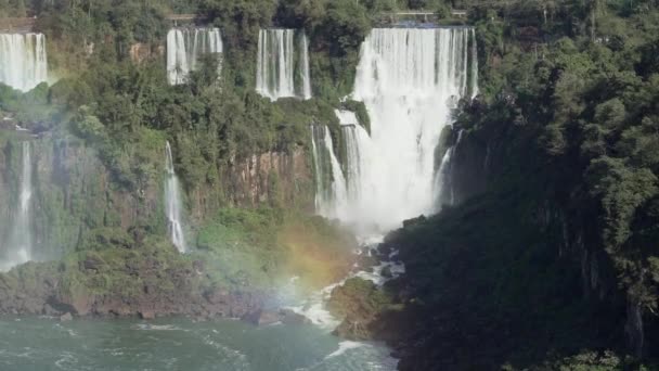 伊瓜苏瀑布座落在巴西和阿根廷的边境 是世界上七个奇迹之一 是南美洲热带雨林中一个人迹罕至的目的地 — 图库视频影像