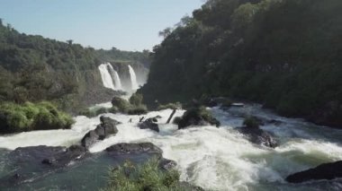 Iguazu Şelaleleri Brezilya ve Arjantin arasındaki sınırda yer almaktadır ve Güney Amerika 'nın yağmur ormanlarındaki kalabalık bir ravel bölgesi olan dünyanın yedi harikasından biridir..