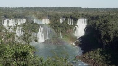 Iguazu Şelaleleri Brezilya ve Arjantin arasındaki sınırda yer almaktadır ve Güney Amerika 'nın yağmur ormanlarındaki kalabalık bir ravel bölgesi olan dünyanın yedi harikasından biridir..