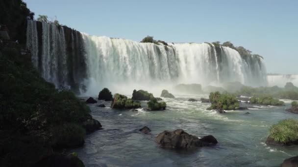 伊瓜苏瀑布座落在巴西和阿根廷的边境 是世界上七个奇迹之一 是南美洲热带雨林中一个人迹罕至的目的地 — 图库视频影像