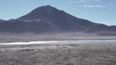 Licancabur volkanı yakınlarındaki kurak arazide laguna verde ve blanca And Dağları 'ndaki Altiplano' nun yüksek rakımında Bolivya 'nın yüksek dağlarında.