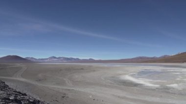 Licancabur volkanı yakınlarındaki kurak arazide laguna verde ve blanca And Dağları 'ndaki Altiplano' nun yüksek rakımında Bolivya 'nın yüksek dağlarında.