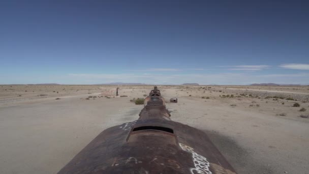 Uyuni Bolivia 2019 Vecchi Treni Arrugginiti Marciscono Sul Luogo Dimenticato — Video Stock