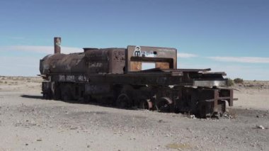 Uyuni, Bolivya - 06: 30 2019: Bolivya And Dağları 'ndaki Altiplano' nun yüksek irtifasında Cementerio de Trenleri 'nin unutulmuş yerinde çürüyen eski paslı trenler.