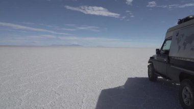 Salar de Uyuni tuz gölü, adanın etrafında, balık adası, dünyanın en büyük tuz dairesi, And Dağları 'ndaki Altiplano' nun yüksek irtifasında, Bolivya 'da..