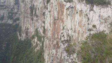 Rio Grande do Sul 'un Serra Geral Sıradağları' ndaki Aparados da Serra Milli Parkı 'ndaki Itaimbezinho kanyonu ve kıyı ormanları, çayırlar ve Araucaria nemli ormanları arasındaki Santa Catarina..