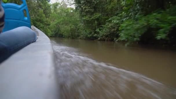 Вид Воду Боку Моторного Човна Спускається Тропічній Річці Джунглях Курорту — стокове відео