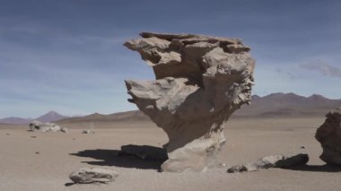 Arbol de la Piedra, Taş Ağacı, ünlü kaya oluşumu ve popüler seyahat noktası, rüzgarla aşınmış ve Bolivya 'nın kurak dağlarının And Dağları' ndaki Altiplano 'nun yüksek irtifasında yer almış..