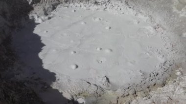 Bolivya 'daki Altiplano Andean Platosu' ndaki Sol de Manana gayzerlerinde fümerollü ve çamur çukurlu volkanik aktivite.