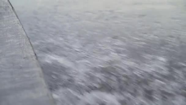 Вид Воду Стороны Моторной Лодки Спускающейся Вниз Тропической Реке Джунглях — стоковое видео