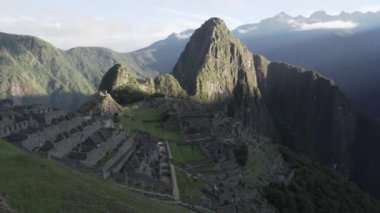 Aguas Calientes, Peru - 06 19 2023: Cuzco yakınlarındaki Peru 'da And Dağları' nda Kutsal Urubamba Nehri Vadisi 'nin yukarısında eski İnka kalıntıları bulunan Machu Picchu arkeolojik alanı.